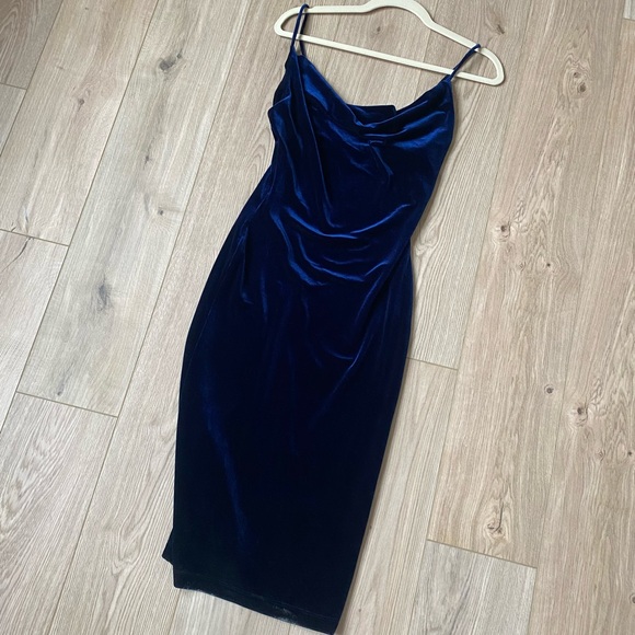 Honey Clothing Evie Velvet Fitted Midi Dress - Picture 3 of 4
